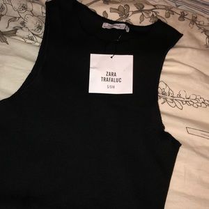 Black ZARA crop top. Everyone needs the basics 🖤